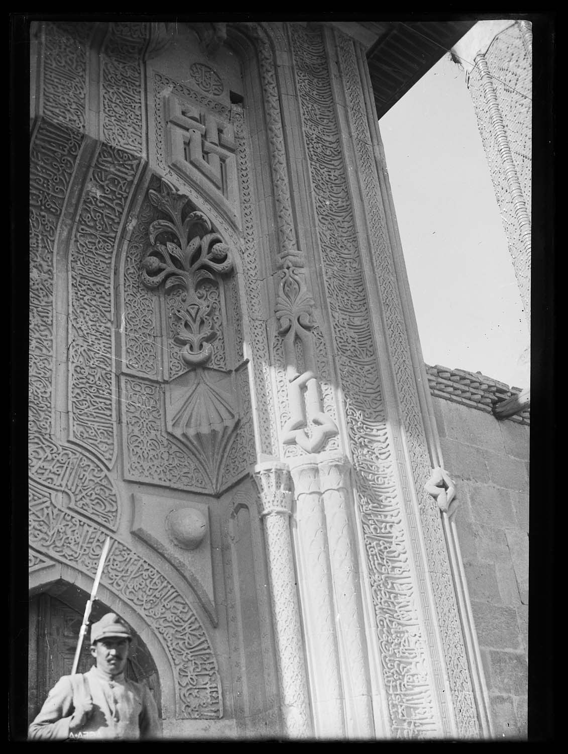 Détail de l'ornementation de la porte principale